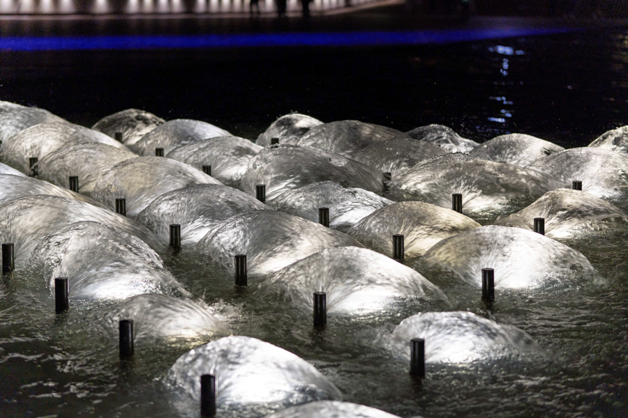 Water fountains in geometrical pattern